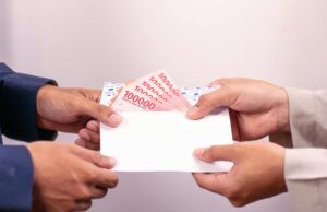 Zakat al-Fitr 2026 : Montant, comment et quand la verser Musulmans donnant le zakat al-Fitr en 2026 à des personnes nécessiteuses
