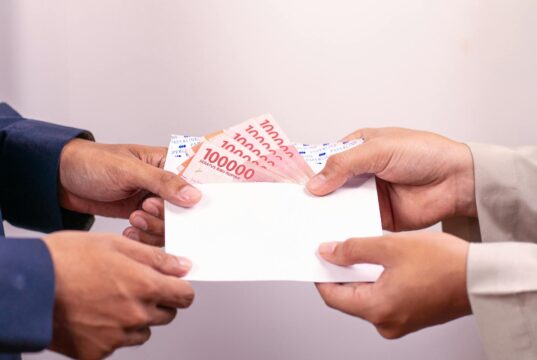 Zakat al-Fitr 2026 : Montant, comment et quand la verser Musulmans donnant le zakat al-Fitr en 2026 à des personnes nécessiteuses