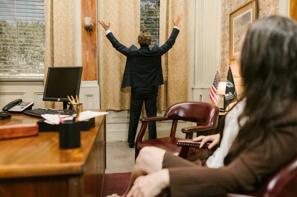 Oulémas discutant réforme droit familial Maroc, femmes assises attendent