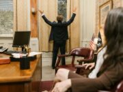 Le pouvoir des Oulémas et la réforme du droit familial au Maroc : une étape décisive vers l’égalité et la justice Oulémas discutant réforme droit familial Maroc, femmes assises attendent