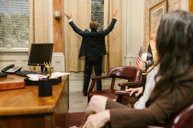 Oulémas discutant réforme droit familial Maroc, femmes assises attendent