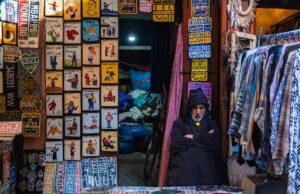 Comment découvrir les secrets du souk de Marrakech : Guide complet Famille explorant le souk de Marrakech en recherche de trésors maghrébins
