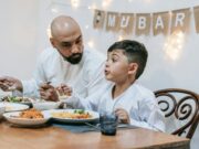 Que faire pendant l’Aïd el-Fitr en France : activités et sorties Famille musulmane célébrant l'Aid el-Fitr en France avec des ballons et des fleurs