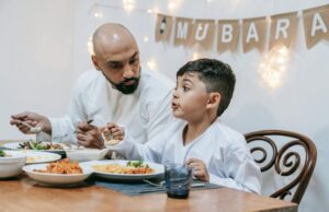Que faire pendant l’Aïd el-Fitr en France : activités et sorties Famille musulmane célébrant l'Aid el-Fitr en France avec des ballons et des fleurs