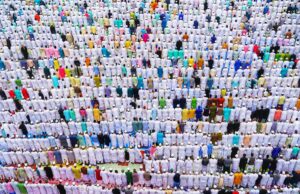 Guide complet de la prière de l’Aïd : horaires et mosquées pour les communautés algérienne, tunisienne et marocaine en France Musulmans algériens, tunisiens et marocains en prière dans une mosquée française pendant l'Aïd al-Adha
