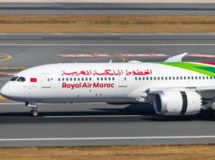 Comédie musicale Piaf en tournée au Maroc : entre vie et art Comédie musicale Pia Edith Piaf au Maroc, avec des acteurs en scène devant un public enthousiaste