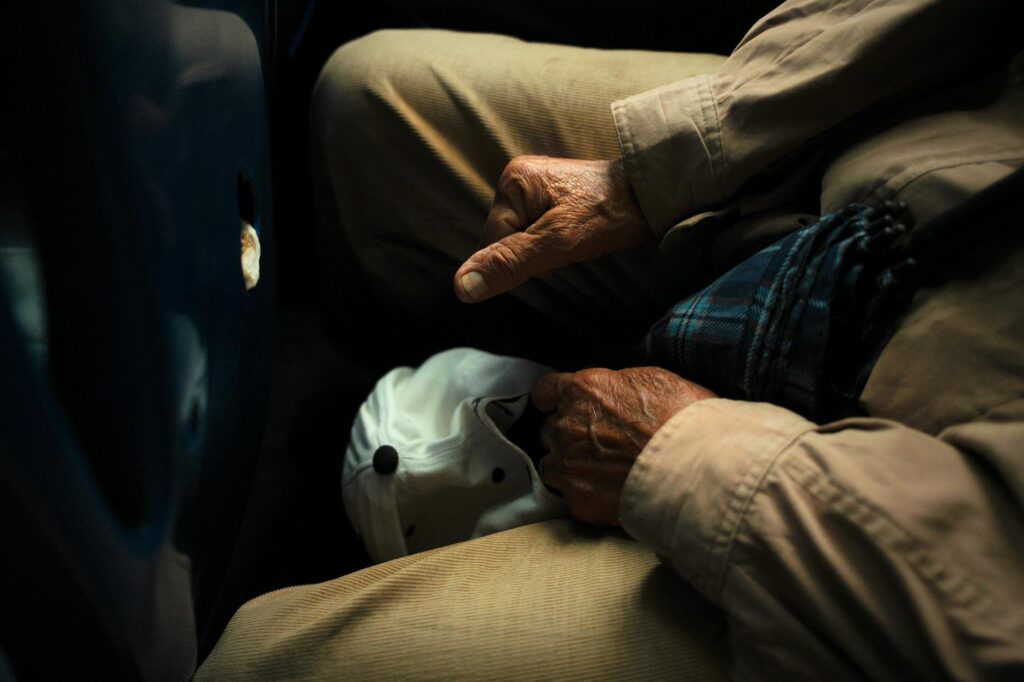 Famille marocaine navigant sur un site web de voyage