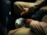 La numérisation du tourisme marocain : un pas vers une meilleure expérience Famille marocaine navigant sur un site web de voyage