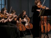 Voyage musical en Algérie avec l’ensemble Josquin des Prés : itinéraire et programmation Ensemble Josquin des Près jouant en Algérie, musiciens sur scène devant un public enthousiaste