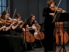 Voyage musical en Algérie avec l’ensemble Josquin des Prés : itinéraire et programmation Ensemble Josquin des Près jouant en Algérie, musiciens sur scène devant un public enthousiaste