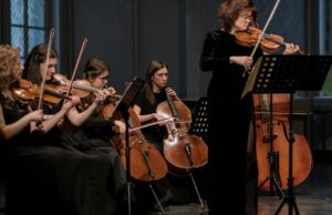 Voyage musical en Algérie avec l’ensemble Josquin des Prés : itinéraire et programmation Ensemble Josquin des Près jouant en Algérie, musiciens sur scène devant un public enthousiaste