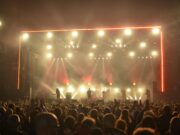 Concert de Djazia Satour à La Lanterne Magique : billets, programmation et pratique Djazia Satour en concert à La Lanterne Magique, scène pleine de fans