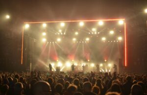 Concert de Djazia Satour à La Lanterne Magique : billets, programmation et pratique Djazia Satour en concert à La Lanterne Magique, scène pleine de fans