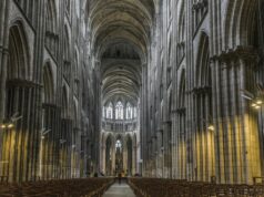 Aquavital SPA Privilège : découvrez un spa exceptionnel près de Rouen Woman relaxing at Aquavital SPA Privilège near Rouen, enjoying a beauty treatment and massage