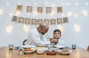 Ramadan 2026 : Découvrez la date de l’Aïd el Fitr révélée par la Grande Mosquée de Paris Famille musulmane célébrant l'Aid el Fitr dans une mosquée