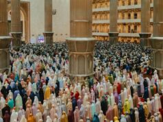Ramadan 2026 : Découvrez la date de l’Aïd el Fitr et la fin du jeûne révélée par la Grande Mosquée de Paris Musulmans célébrant Aid el Fitr devant la Grande Mosquée de Paris