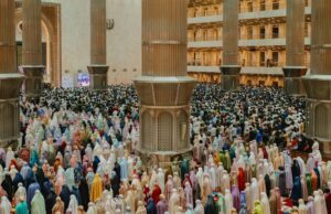 Ramadan 2026 : Découvrez la date de l’Aïd el Fitr et la fin du jeûne révélée par la Grande Mosquée de Paris Musulmans célébrant Aid el Fitr devant la Grande Mosquée de Paris