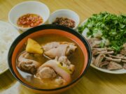 Harira : la recette authentique et les secrets de grand-mère Grandmother preparing authentic harira soup in traditional Maghreb kitchen