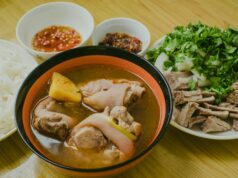 Harira : la recette authentique et les secrets de grand-mère Grandmother preparing authentic harira soup in traditional Maghreb kitchen