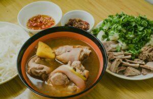 Harira : la recette authentique et les secrets de grand-mère Grandmother preparing authentic harira soup in traditional Maghreb kitchen