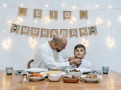 Aid al-Adha : la grande fête musulmane de l’année, le 26 mai Famille musulmane préparant l'Aid al-Adha