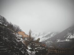 Découvrir la cuisine berbère dans l’Atlas marocain : un voyage gastronomique enchantant Berber family cooking tagine in Atlas Mountains, Morocco