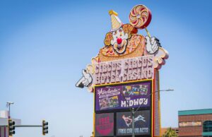 Les événements culturels berbères en France : le cirque KA-IN à Alès et Nîmes Berber circus performers performing acrobatics in Alès and Nîmes, France