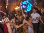 Chantons le patrimoine musical authentique au 15e Festival national de la chanson chaâbi d’Alger 15e Festival national de la chanson chaabi d'Alger - Algeriens dansant autour d'une scène de musique traditionnelle