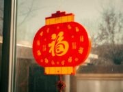 Le nouvel an amazigh festif à Château-Thierry : une fête culturelle joyeuse et remarquable Crowd celebrating Amazigh New Year Festival in Chateau-Thierry, with traditional music and food