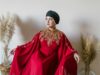 55 tendances mode pour le caftan moderne : une déclaration culturelle pour la femme maghrébine Contemporary Maghrebin woman wearing a saffron yellow caftan in a modern setting