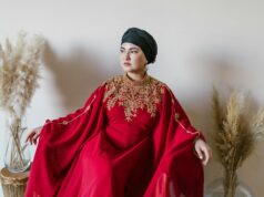 55 tendances mode pour le caftan moderne : une déclaration culturelle pour la femme maghrébine Contemporary Maghrebin woman wearing a saffron yellow caftan in a modern setting