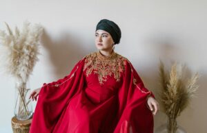 55 tendances mode pour le caftan moderne : une déclaration culturelle pour la femme maghrébine Contemporary Maghrebin woman wearing a saffron yellow caftan in a modern setting