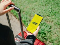 eSIM pour voyages au Maghreb : quelles options fonctionnent vraiment ? Laptop à l'intérieur d'une malette de voyage avec une carte eSIM affichée sur l'écran