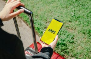 eSIM pour voyages au Maghreb : quelles options fonctionnent vraiment ? Laptop à l'intérieur d'une malette de voyage avec une carte eSIM affichée sur l'écran