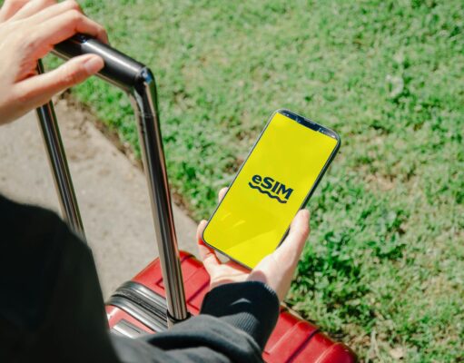 eSIM pour voyages au Maghreb : quelles options fonctionnent vraiment ? Laptop à l'intérieur d'une malette de voyage avec une carte eSIM affichée sur l'écran