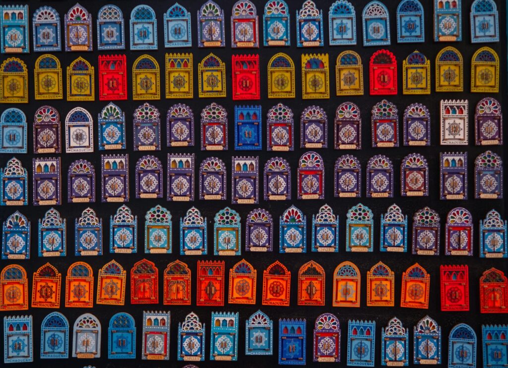 Exposition de broderies traditionnelles marocaines à Chicago mettant en lumière les liens culturels entre Marrakech et la dia