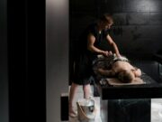 L’Aquarelle se refait une beauté : un nouvel hammam traditionnel maghrébin ouvre ses portes à Sainte-Ménehould Groupe de femmes se rassemblant devant un nouveau hammam traditionnel maghrébin à Sainte-Ménehould