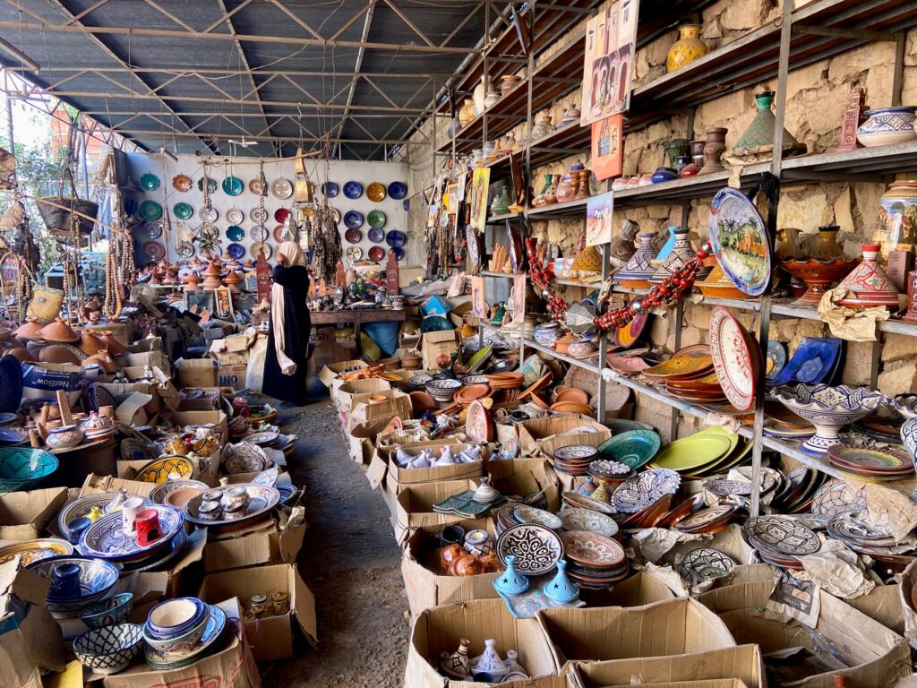 Marocain artisanat Cherbourg - famille exploring Moroccan crafts