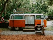 Nouveaux modes à adopter au mariage traditionnel maghrébin : découvrez le photobooth et les food-trucks Couple de mariés dans un photobooth à l'extérieur au Maroc - Traditionnel Mariage Maghrébin avec Photobooth et Food Truck
