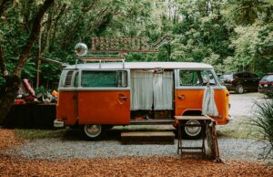 Nouveaux modes à adopter au mariage traditionnel maghrébin : découvrez le photobooth et les food-trucks Couple de mariés dans un photobooth à l'extérieur au Maroc - Traditionnel Mariage Maghrébin avec Photobooth et Food Truck