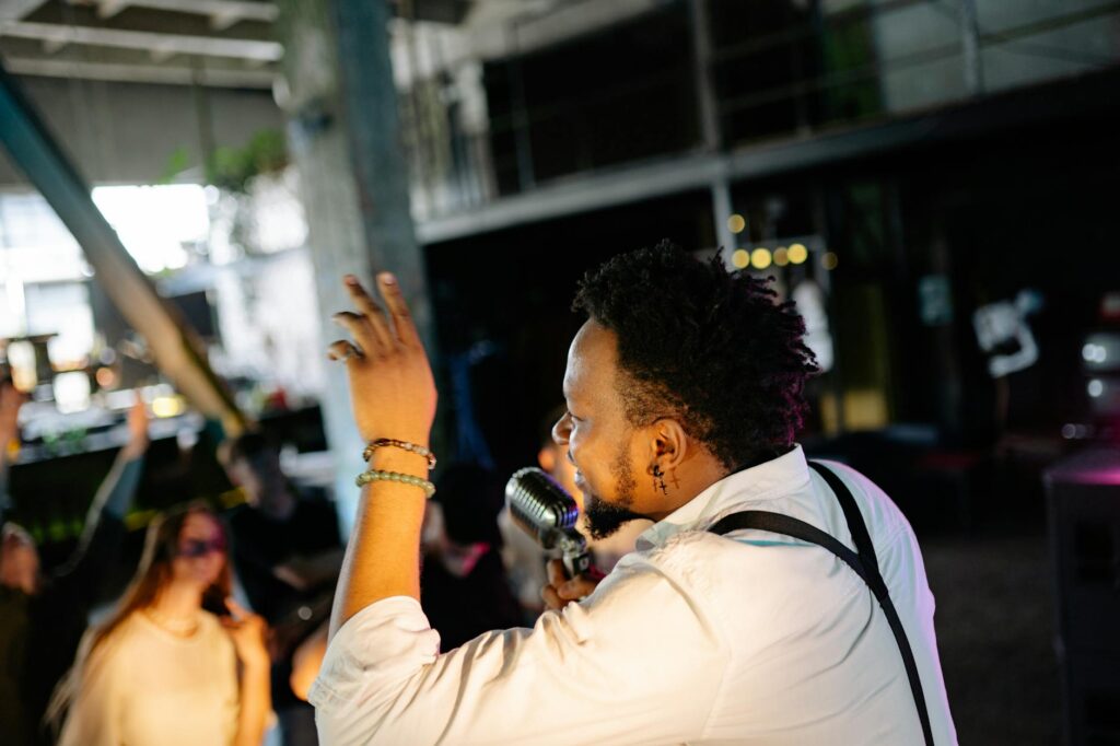 Othmane Mouline en scène avec son premier spectacle officiel Le Cœur Du Chaabi