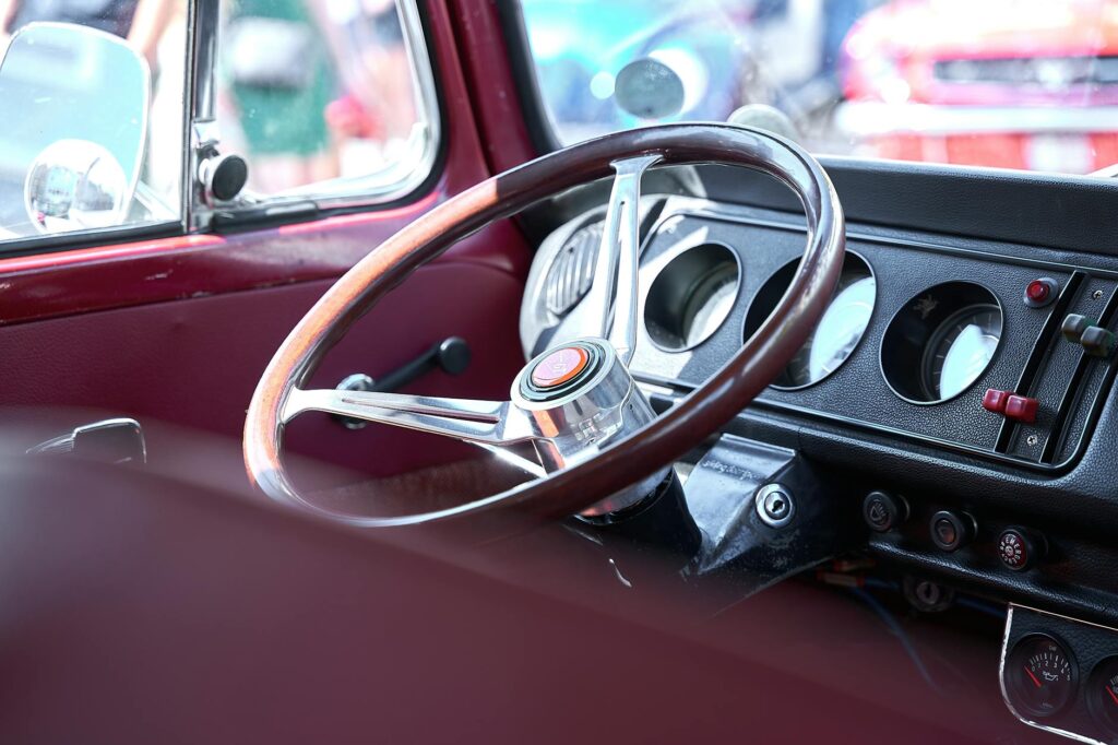 Exposition artisanale marocaine au Salon Rétromobile 2026 de Paris, mettant en valeur le savoir-faire artisanal marocain