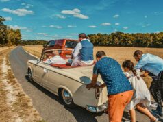 Le mariage traditionnel évolue : défis et opportunités pour les communautés algérienne, tunisienne et marocaine en France Famille algérienne, tunisienne ou marocaine en France en train de célébrer un mariage traditionnel évolutif