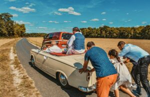 Le mariage traditionnel évolue : défis et opportunités pour les communautés algérienne, tunisienne et marocaine en France Famille algérienne, tunisienne ou marocaine en France en train de célébrer un mariage traditionnel évolutif