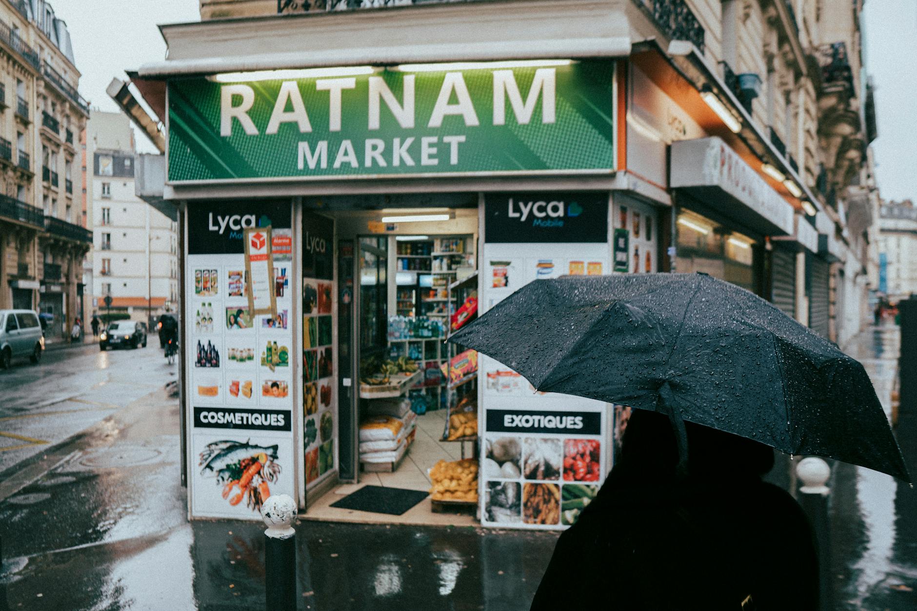 Épiceries Africaines à Paris : 5 adresses qui célébrent le design 5 étendards des pays du Maghreb flottant au-dessus de 5 épiceries Africaines parisiennes