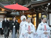 Le prince Peter de Sayn se marie dans la tradition shinto à Tokyo : un événement culturel inoubliable Prince Peter de Sayn at Shinto wedding in traditional Japanese attire surrounded by guests