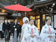 Le prince Peter de Sayn se marie dans la tradition shinto à Tokyo : un événement culturel inoubliable Prince Peter de Sayn at Shinto wedding in traditional Japanese attire surrounded by guests