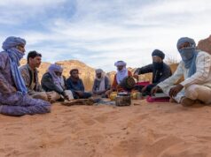 San : le traditionnel mariage collectif de Tinharenne Famille traditionnelle de Tinharenne participant à un mariage collectif San en Algérie