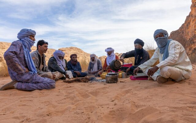 Famille traditionnelle de Tinharenne participant à un mariage collectif San en Algérie