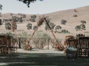 7 tendances créatives pour un mariage personnalisé : Inspirez-vous des idées pour votre journée spéciale Couple exchanging vows at a boho-chic wedding